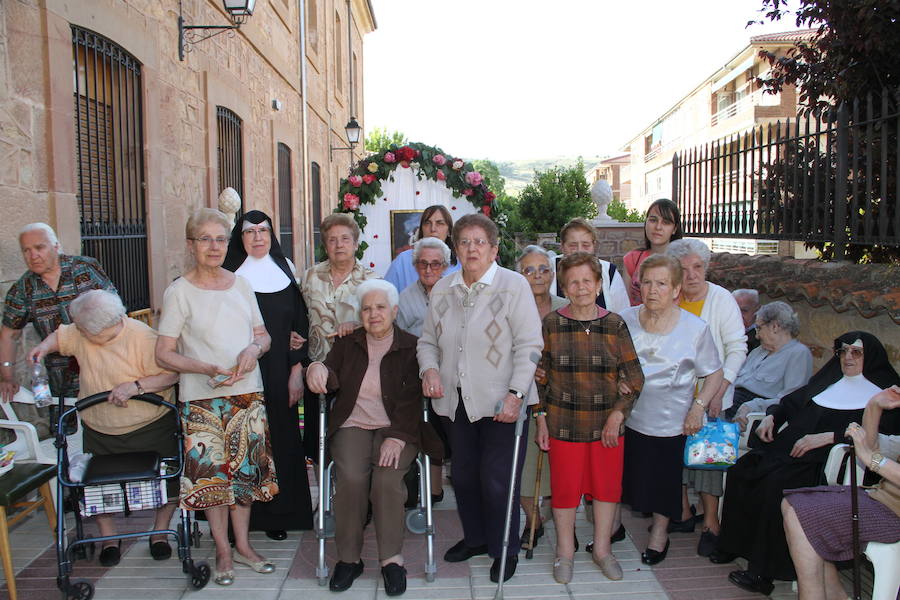 Usuarios de la residencia Saturnino López Novoa con el arcos detrás, que ha conseguido el segundo premio. 