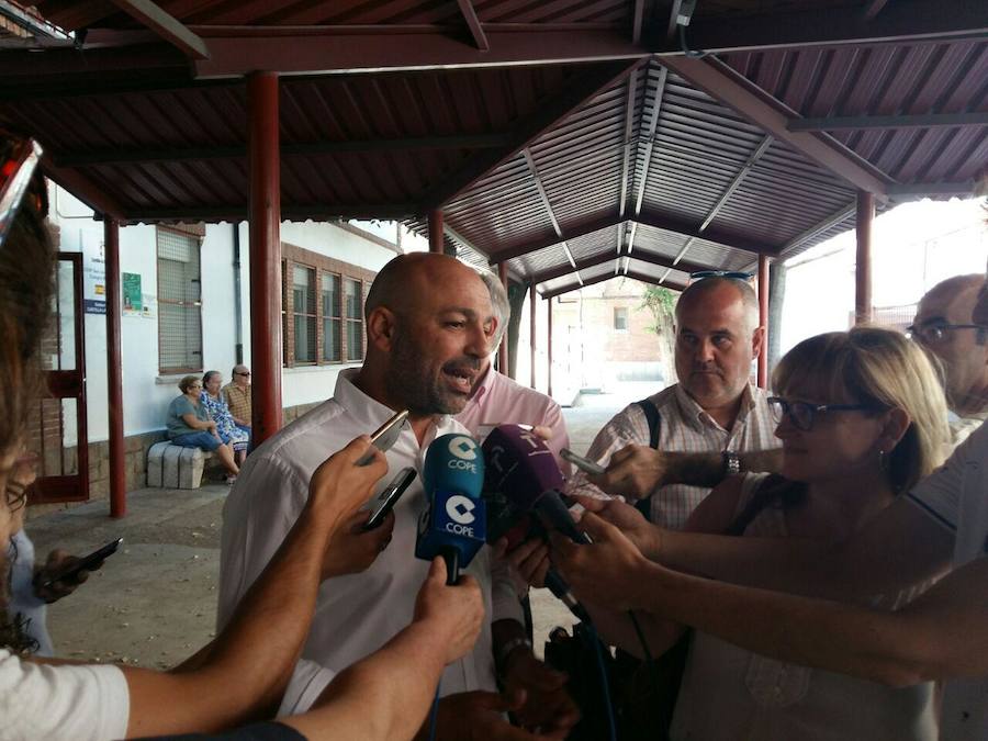 El secretario regional de Podemos, José García Molina, hace declaraciones a las puertas del colegio electoral. 