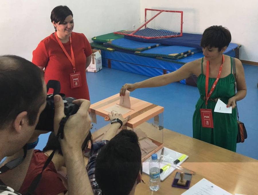 La candidata al Congreso por Ciudad Real del PSOE, Isabel Rodríguez, ejerciendo su voto en Puertollano, al lado, la alcaldesa de la localidad, Mayte Fernández. 