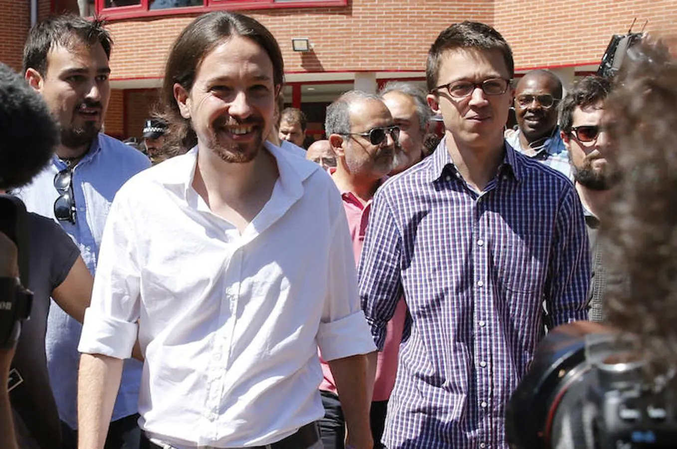 Pablo Iglesias, junto al jefe de campaña, Iñigo Errejón (d), tras votar hoy en el Instituto Tirso de Molina de Madrid
