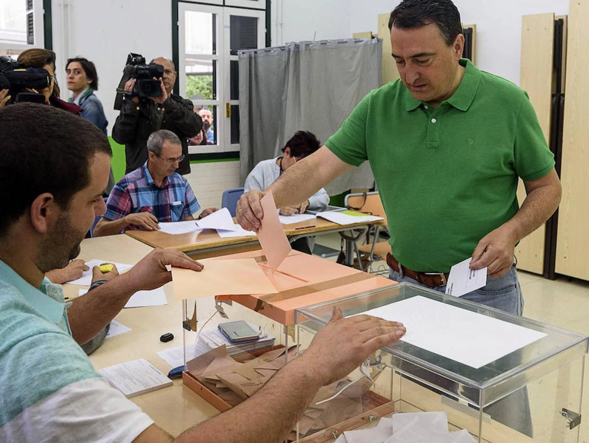 El cabeza de lista del PNV al Congreso por Bizkaia, Aitor Esteban, deposita su voto para las elecciones generales en eun colegio electoral de Ceberio (Bizkaia)