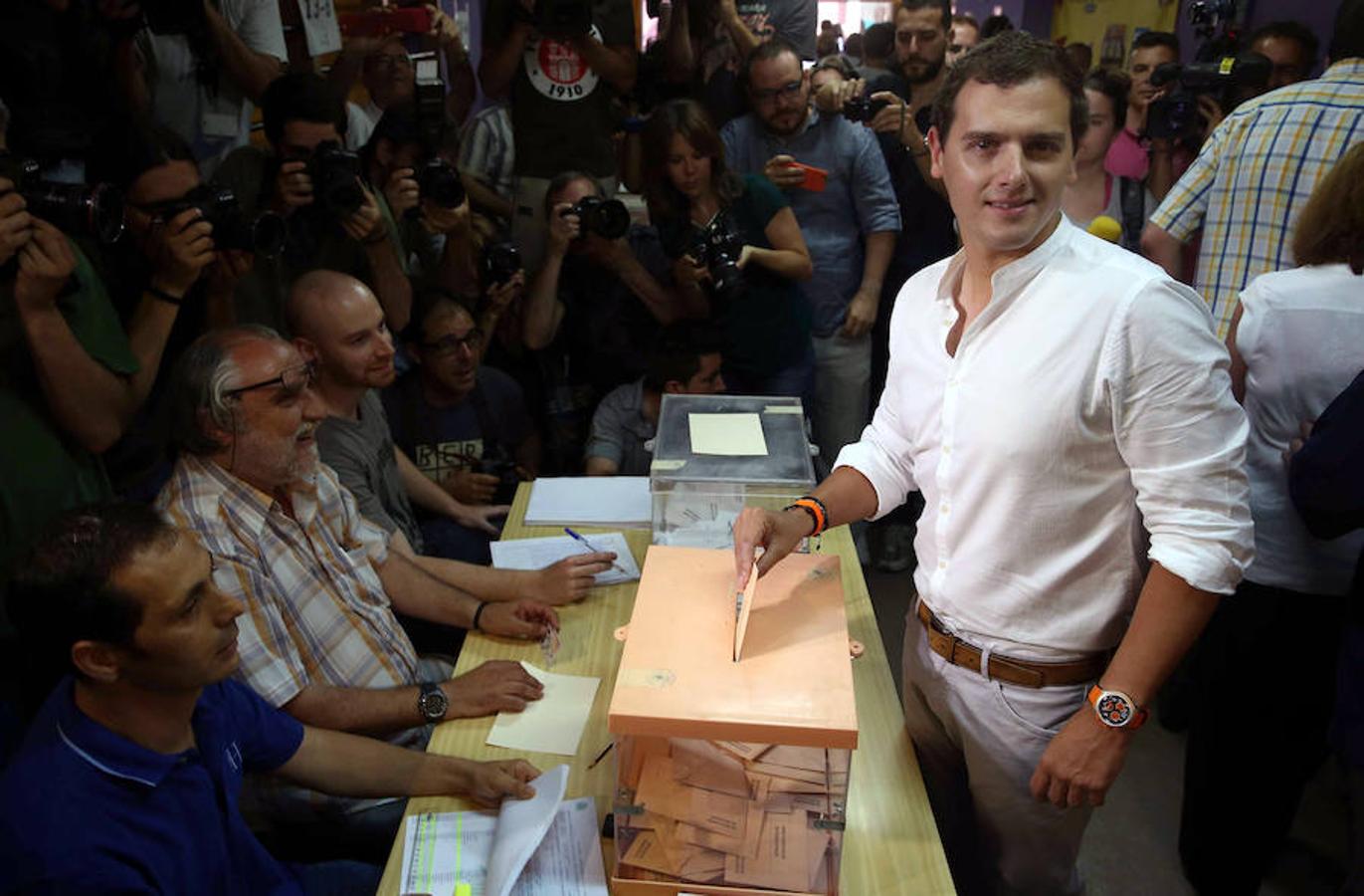 Albert Rivera, candidato a la presidencia del Gobierno de Ciudadanos, ha votado en el Colegio Santa Marta de l'Hospitalet de Llobregat