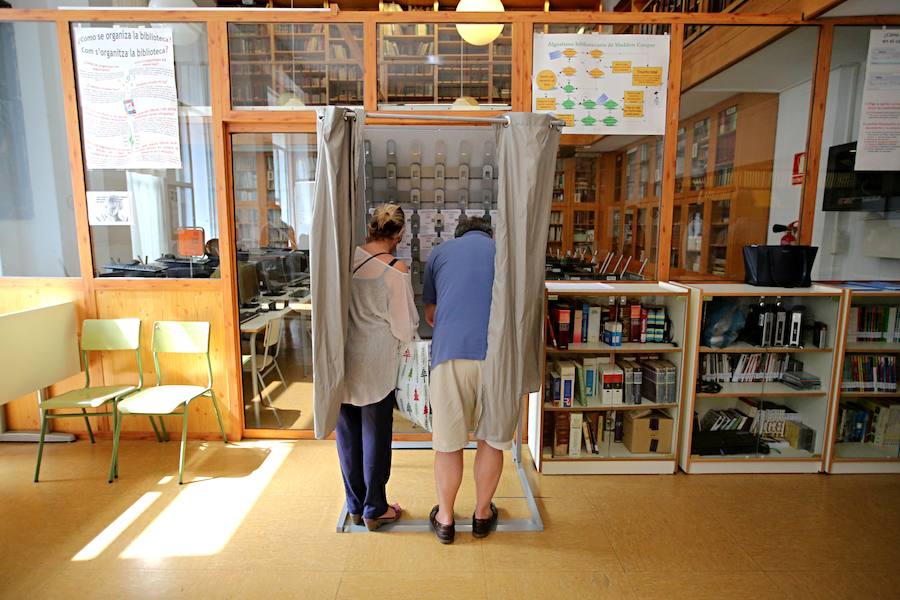 Dos ciudadanos preparan su voto