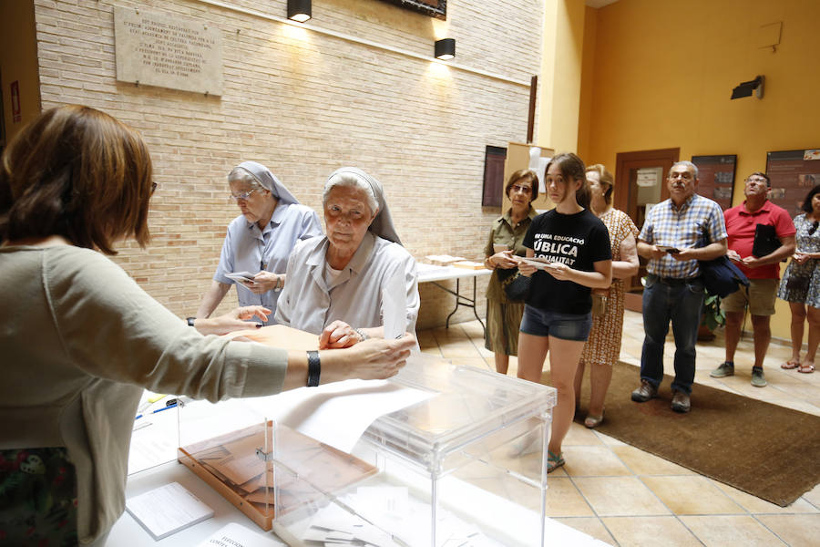 Dos monjas ejercen su derecho al voto en el un colegio de valencia