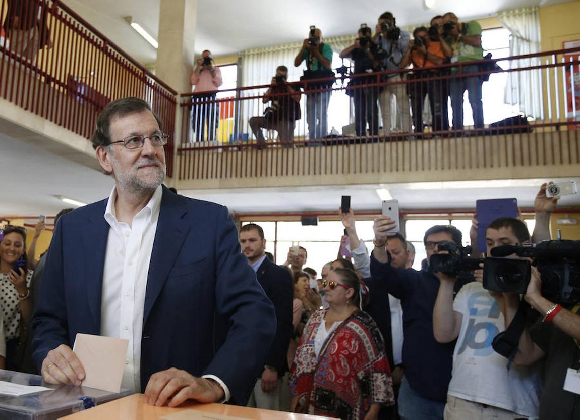 Mariano Rajoy momentos antes de introducir la papeleta con su voto. 