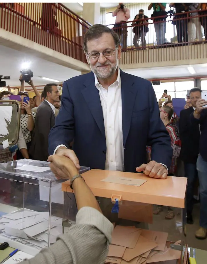 El presidente del Gobierno en funciones, Mariano Rajoy acude a votar al colegio electoral Bernadette en Aravaca