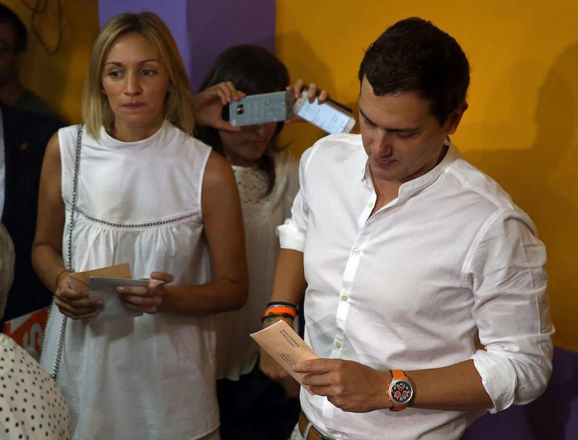 Rivera ha votado pasadas las diez y media de la mañana en el colegio Santa Marta de L'Hospitalet de Llobregat (Barcelona), junto a su compañera Beatriz 