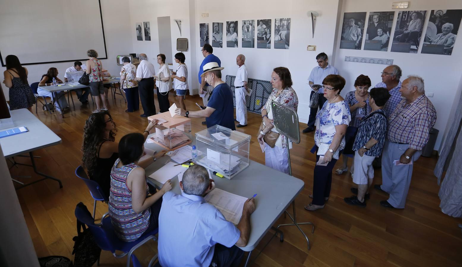 Los colegios cordobeses, del goteo a las colas en hora punta