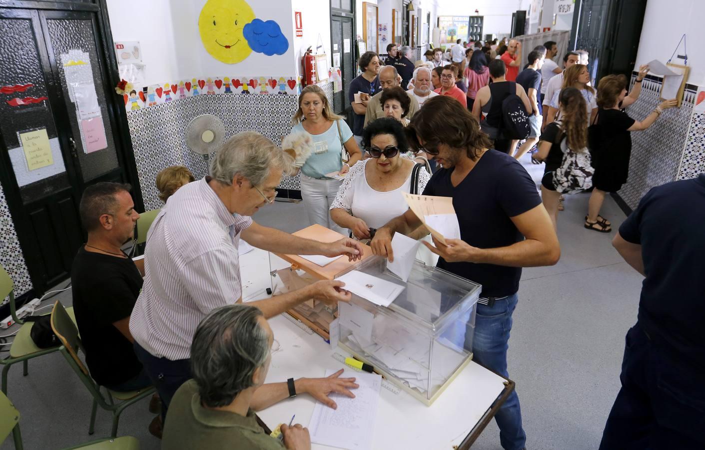 Los colegios cordobeses, del goteo a las colas en hora punta