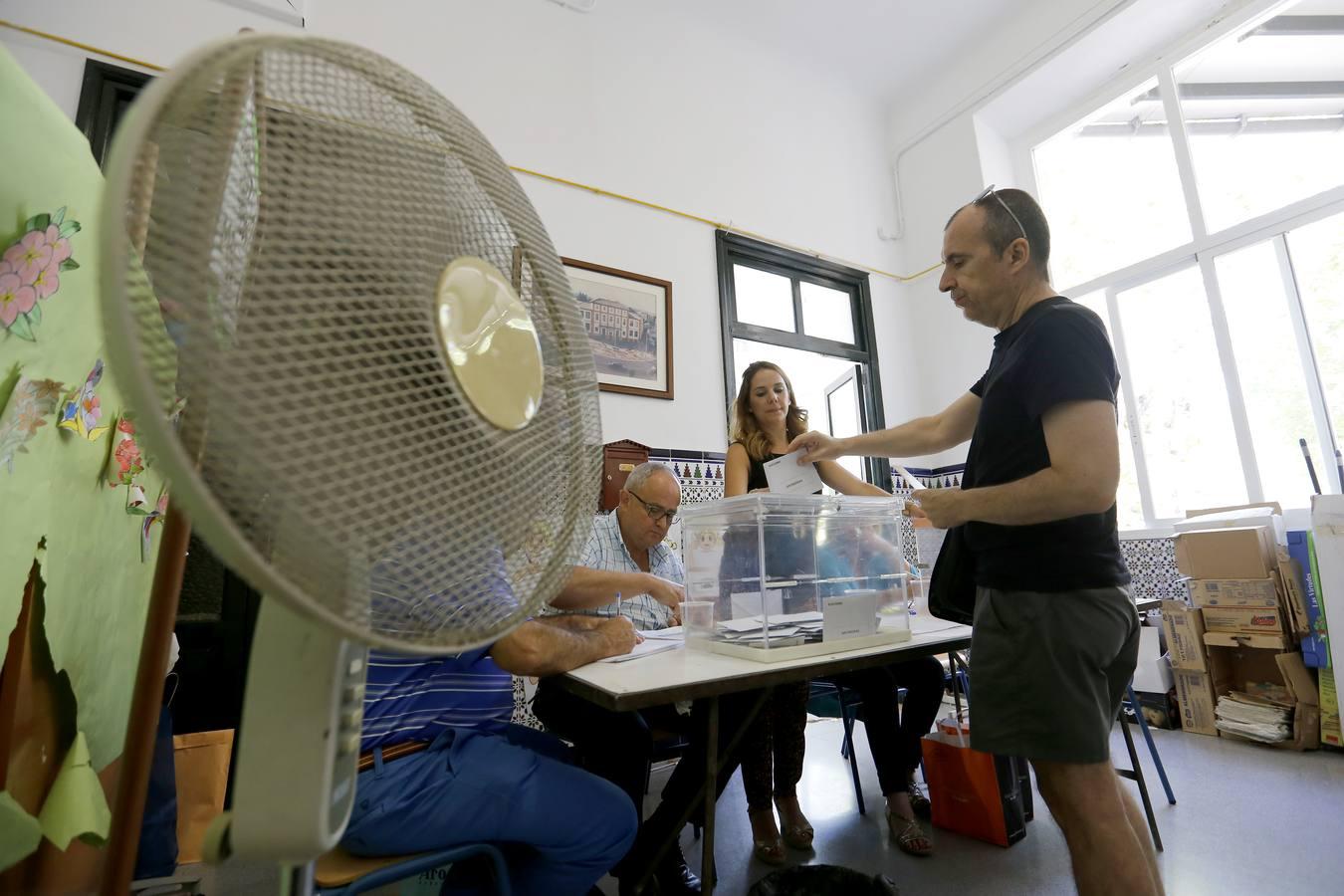 Los colegios cordobeses, del goteo a las colas en hora punta