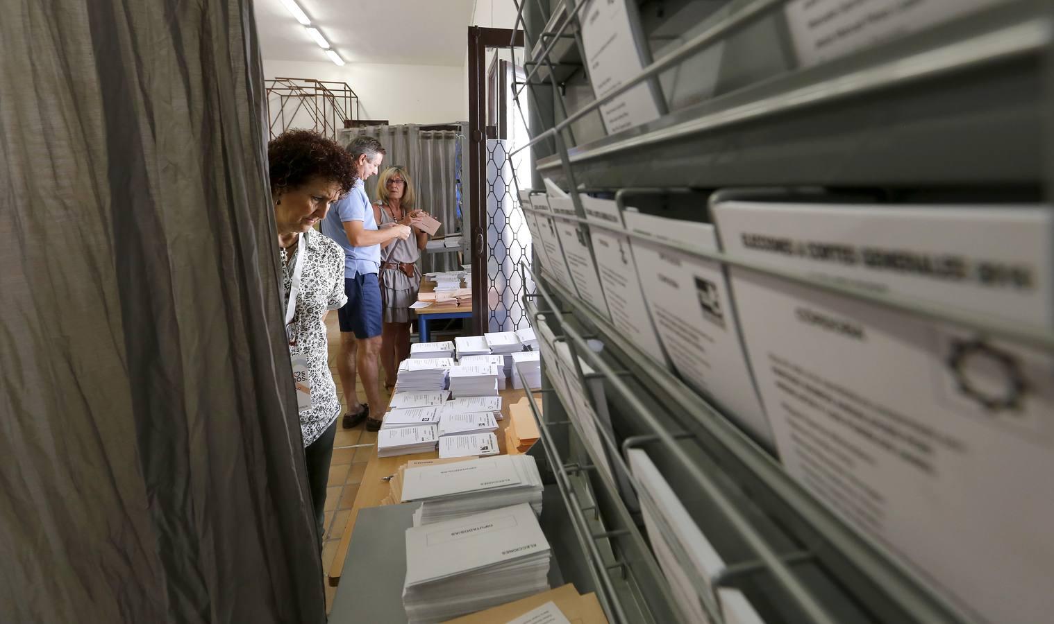 Los colegios cordobeses, del goteo a las colas en hora punta