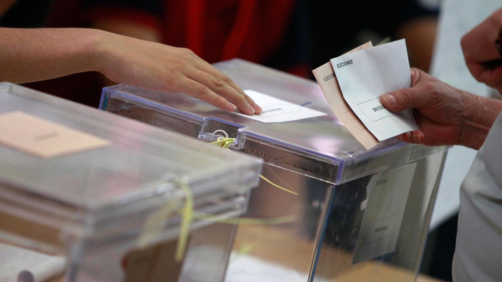 Los sevillanos ejercen su derecho al voto