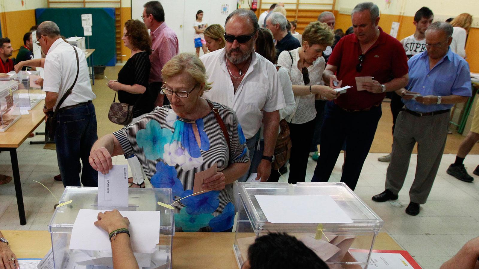 Los sevillanos ejercen su derecho al voto