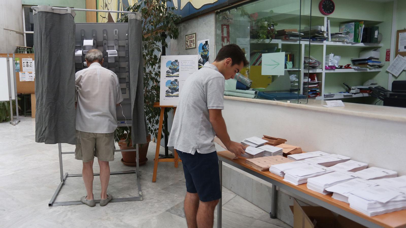 Los sevillanos ejercen su derecho al voto