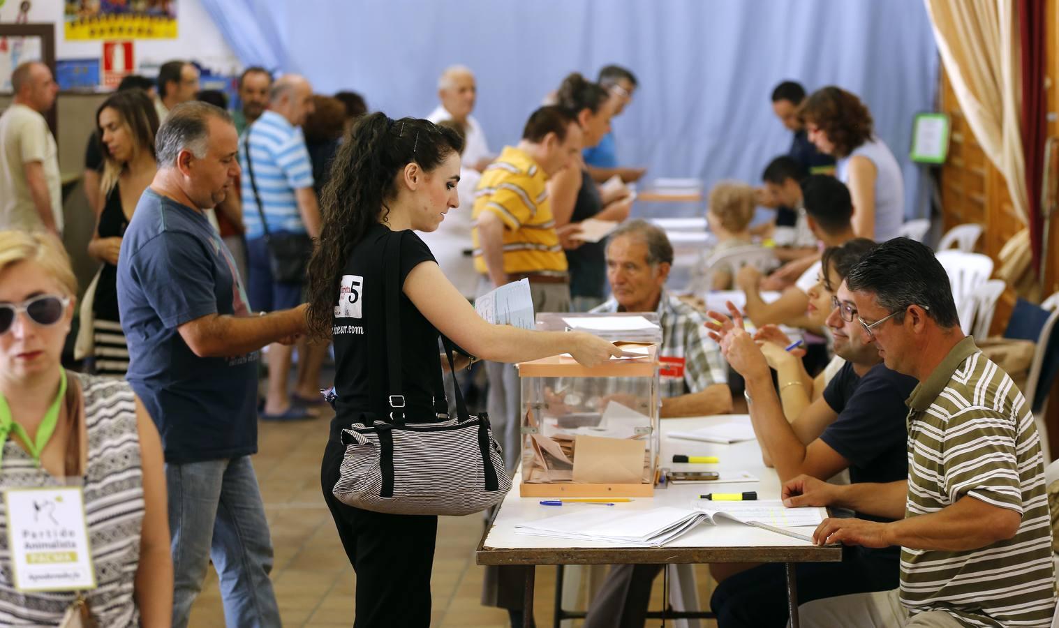 Los colegios cordobeses, del goteo a las colas en hora punta