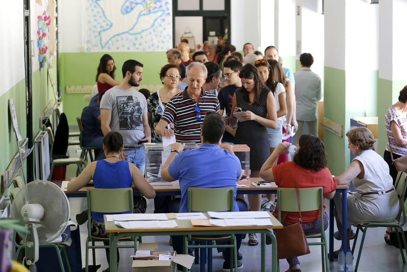 Los colegios cordobeses, del goteo a las colas en hora punta