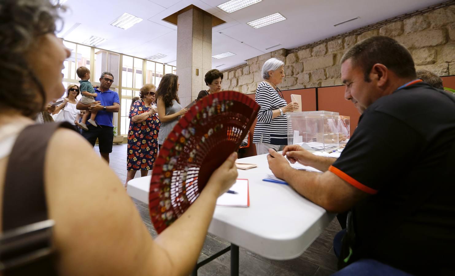 Los colegios cordobeses, del goteo a las colas en hora punta