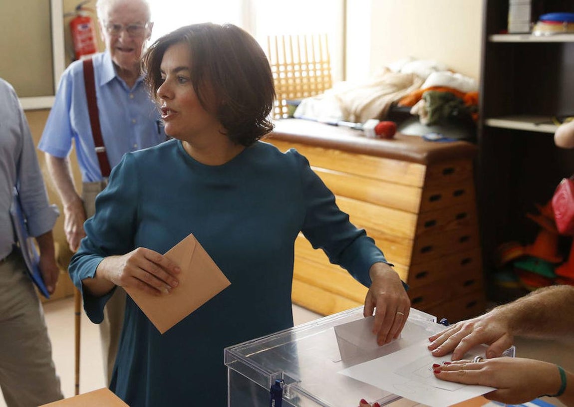 La vicepresidenta del Gobierno en funciones, Soraya Sáenz de Santamaría, ejerció su derecho al voto para las elecciones generales en el colegio Sagrada Familia de Madrid. 