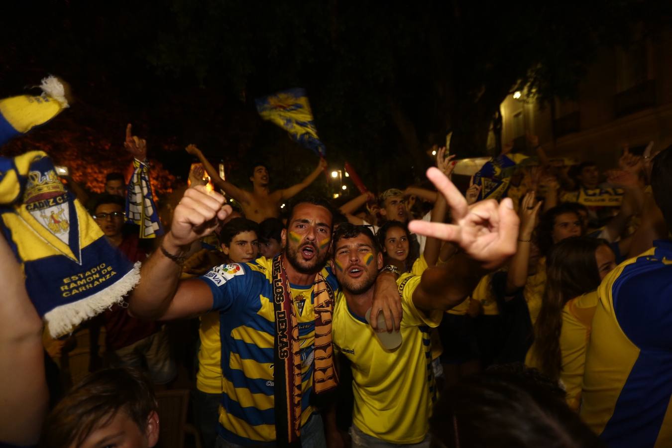 La afición del Cádiz celebra el ascenso a Segunda