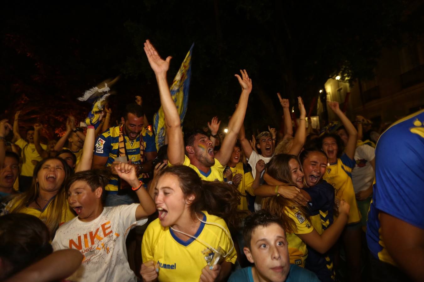 La afición del Cádiz celebra el ascenso a Segunda