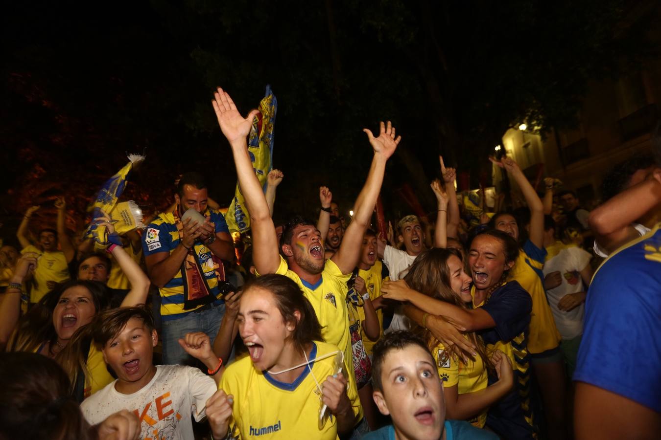 La afición del Cádiz celebra el ascenso a Segunda