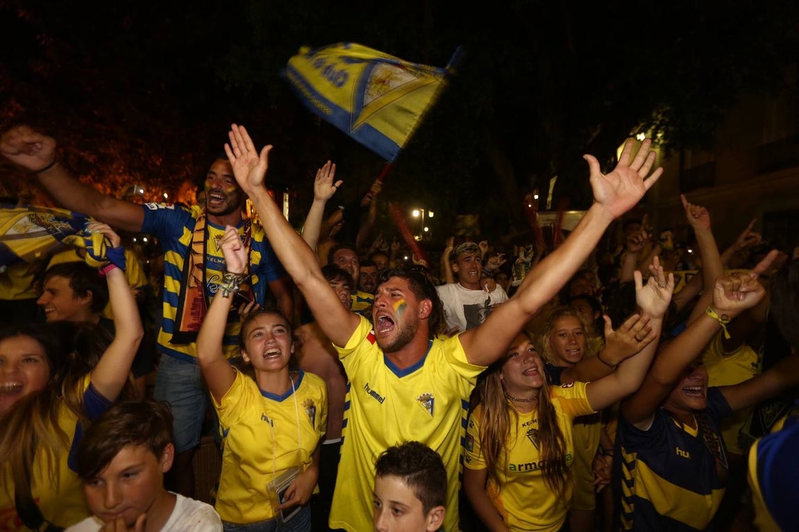 La afición del Cádiz celebra el ascenso a Segunda