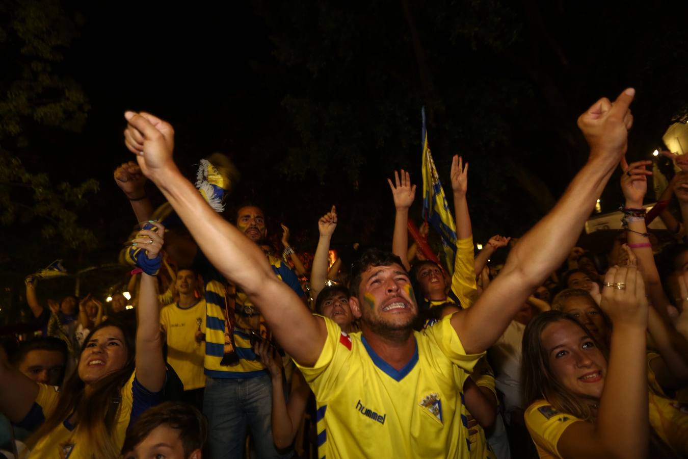 La afición del Cádiz celebra el ascenso a Segunda