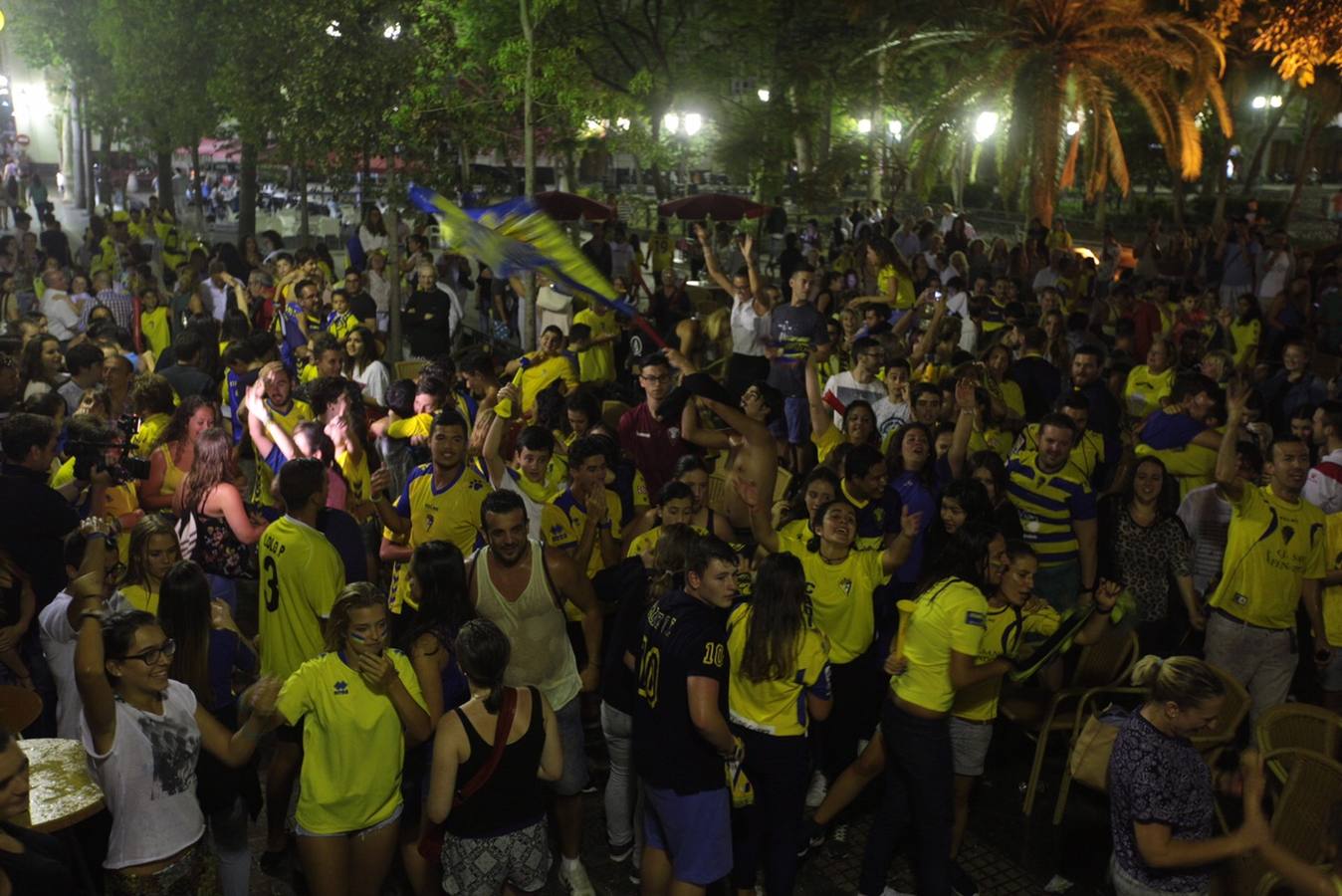 La afición del Cádiz celebra el ascenso a Segunda