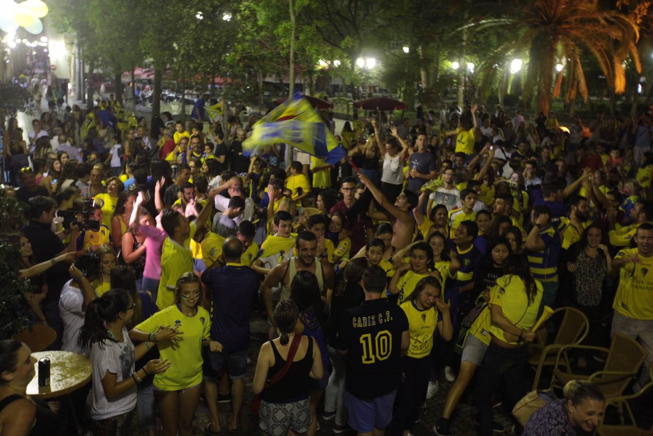 La afición del Cádiz celebra el ascenso a Segunda