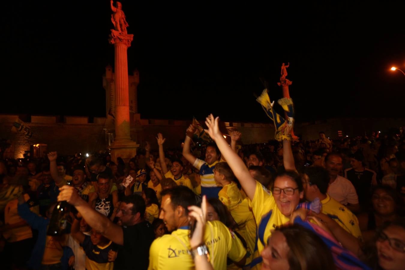 La afición del Cádiz celebra el ascenso a Segunda