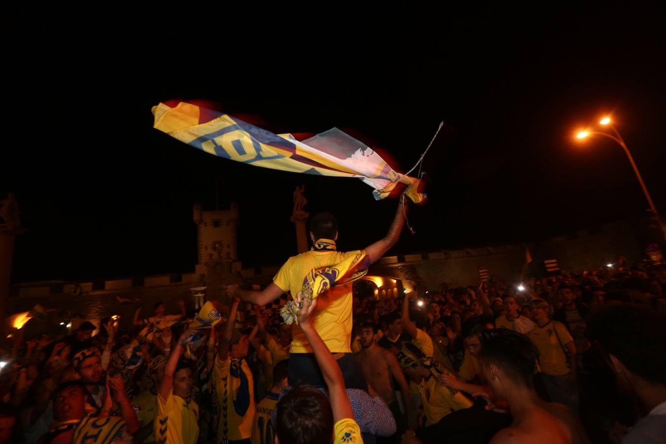 La afición del Cádiz celebra el ascenso a Segunda