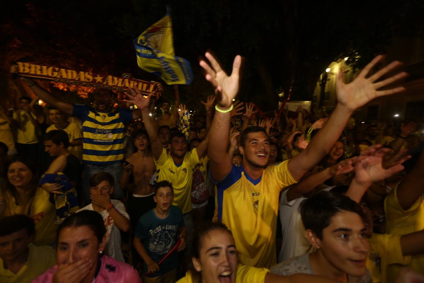 La afición del Cádiz celebra el ascenso a Segunda