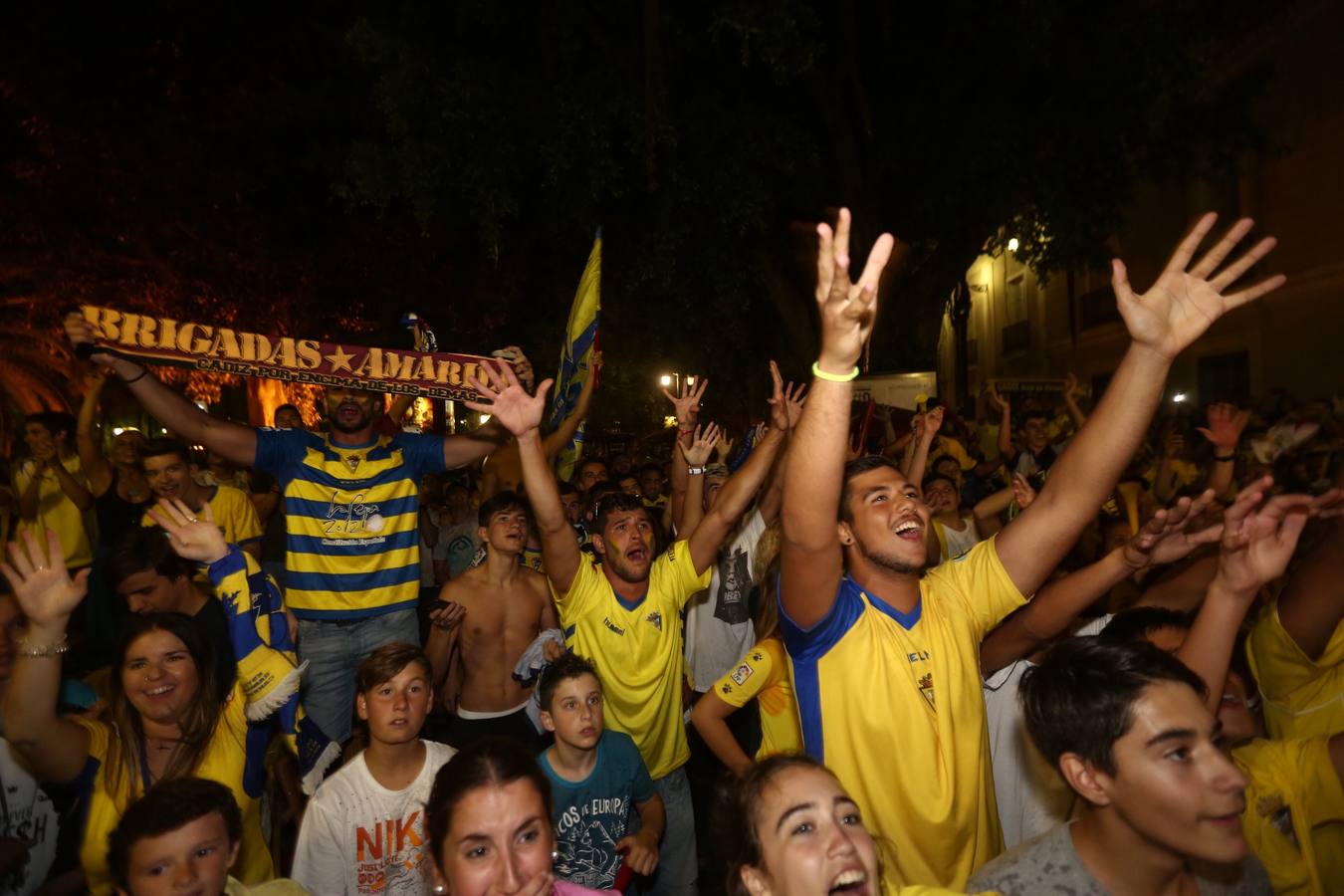 La afición del Cádiz celebra el ascenso a Segunda