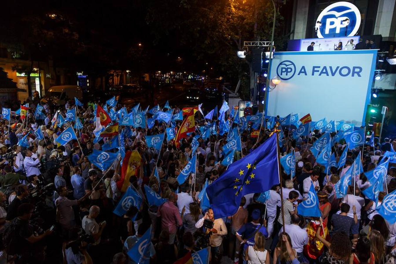 Militantes del PP celebran en la sede del partido en Madrid