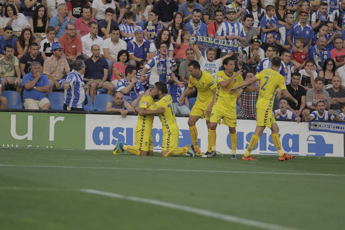 La fiesta de los jugadores en el Rico Pérez tras la victoria