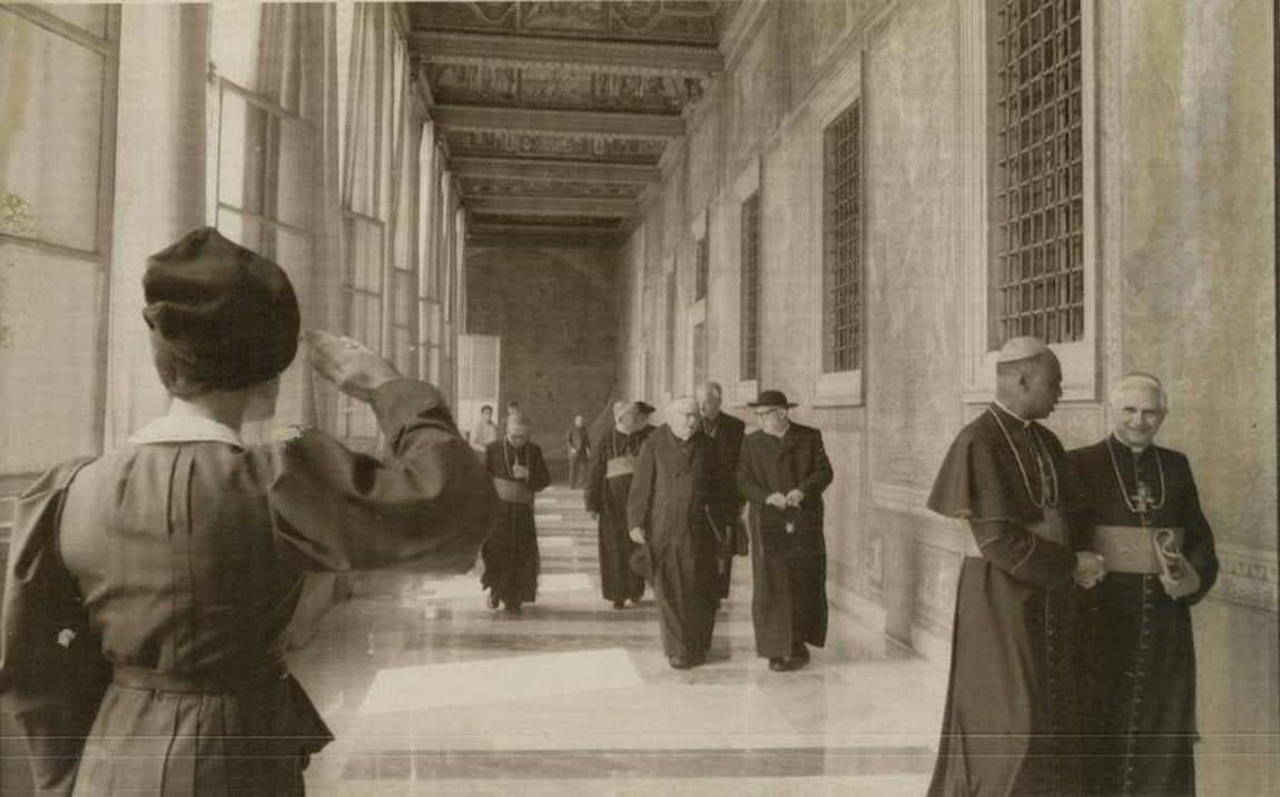 22 de agosto de 1978: en primer plano, el cardenal Laurean Rugambwa y el cardenal Ratzinger, arzobispo de Munich, conversan. 