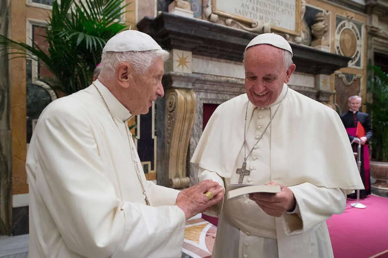 En un afectuoso homenaje al que Benedicto XVI se había opuesto, Jorge Mario Bergoglio le brindó una fidelidad eterna