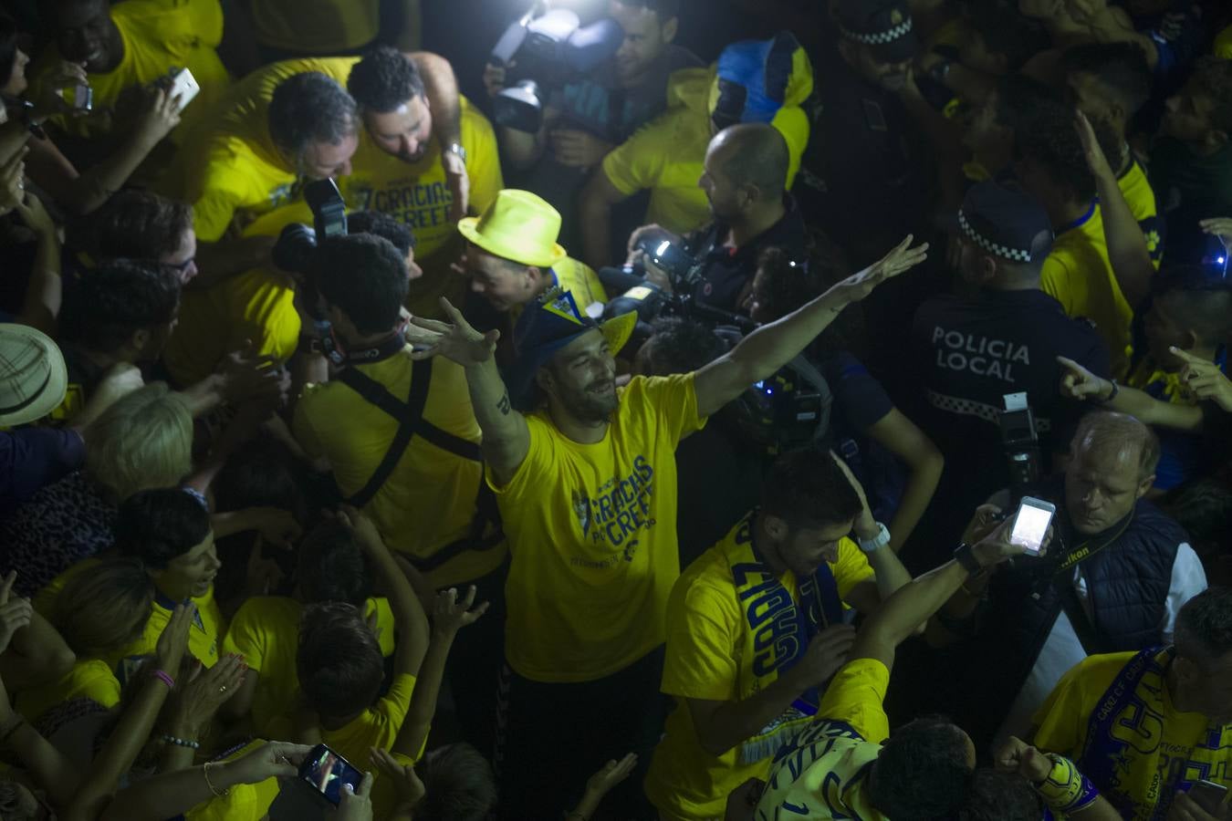 El Cádiz se da un baño de masas y visita el Ayuntamiento