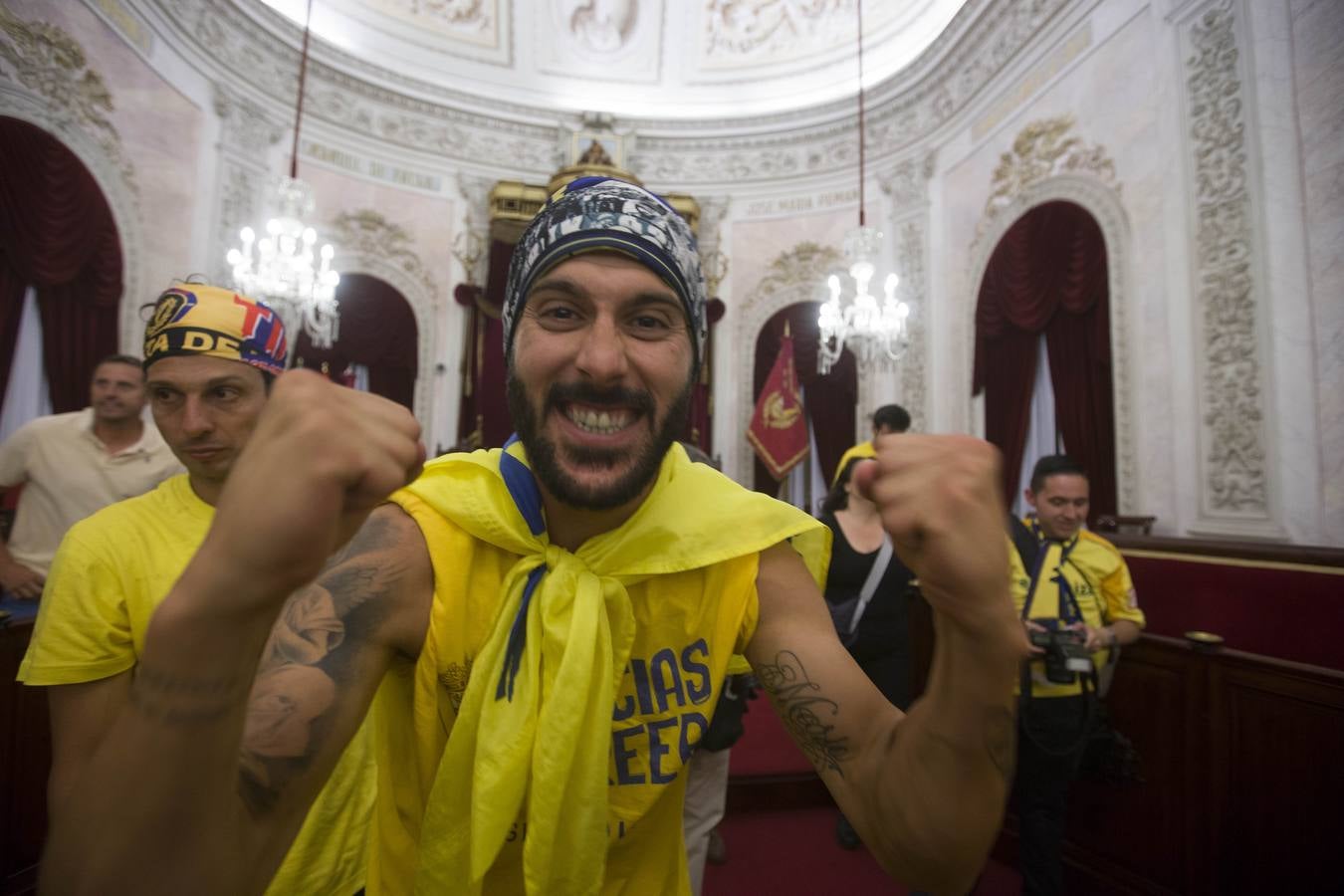 El Cádiz se da un baño de masas y visita el Ayuntamiento