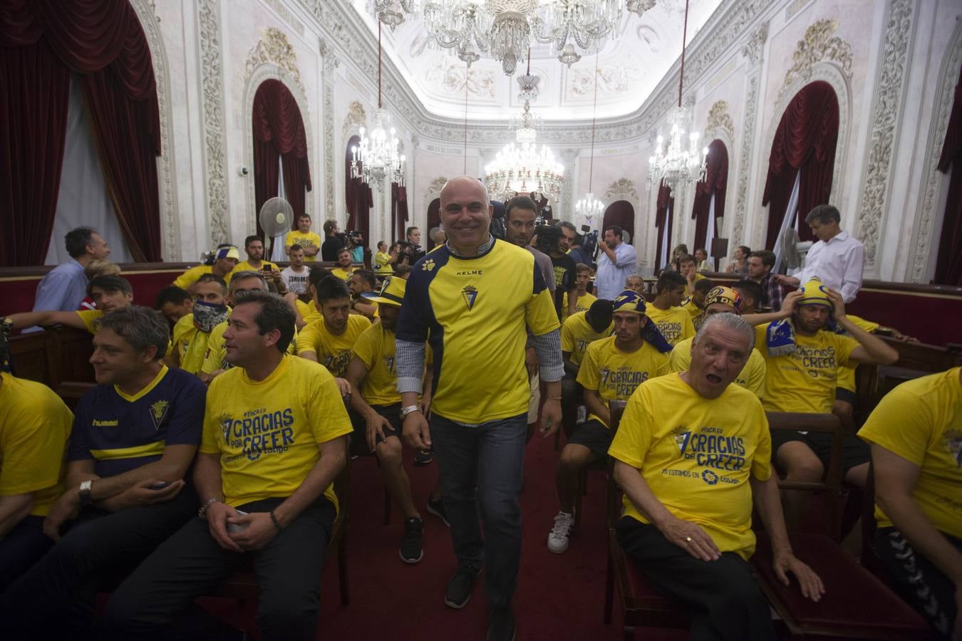 El Cádiz se da un baño de masas y visita el Ayuntamiento