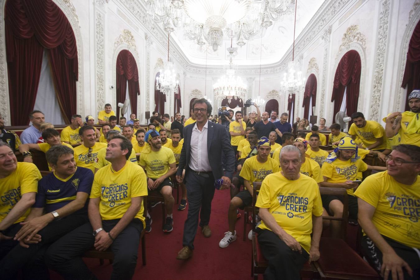 El Cádiz se da un baño de masas y visita el Ayuntamiento