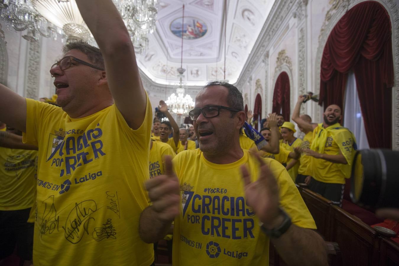 El Cádiz se da un baño de masas y visita el Ayuntamiento