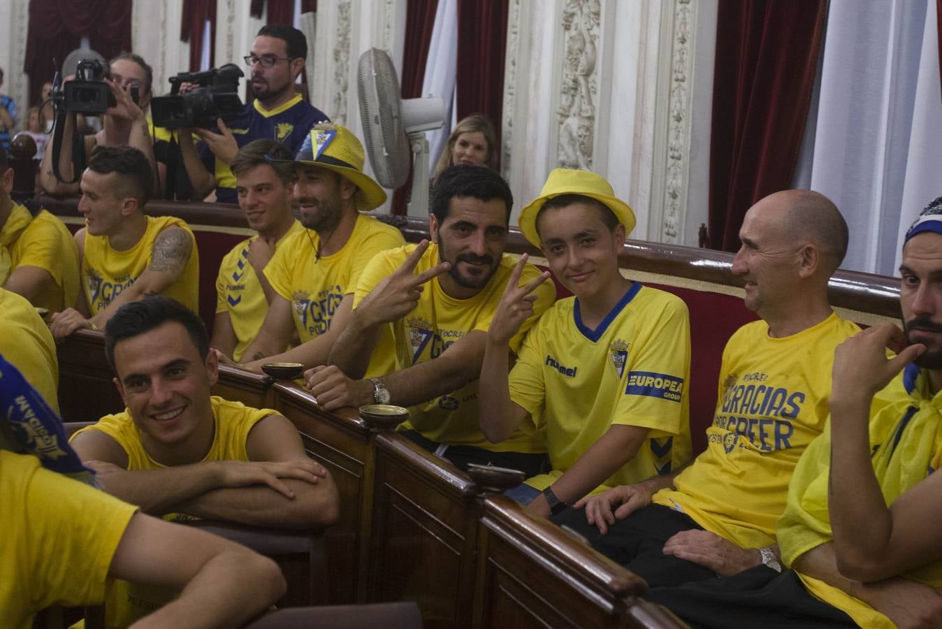 El Cádiz se da un baño de masas y visita el Ayuntamiento