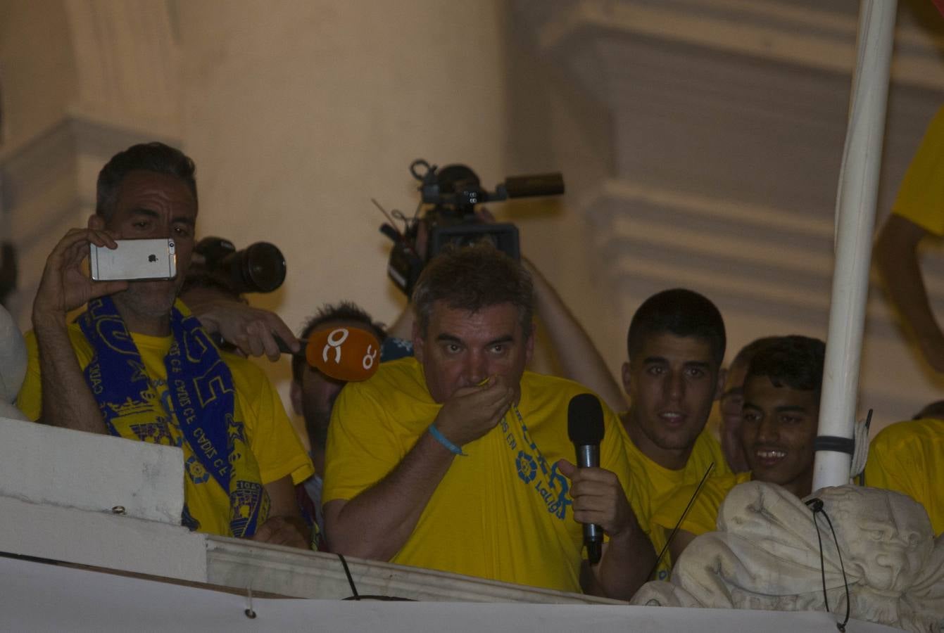 El Cádiz se da un baño de masas y visita el Ayuntamiento