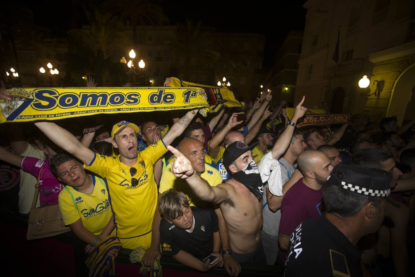 El Cádiz se da un baño de masas y visita el Ayuntamiento