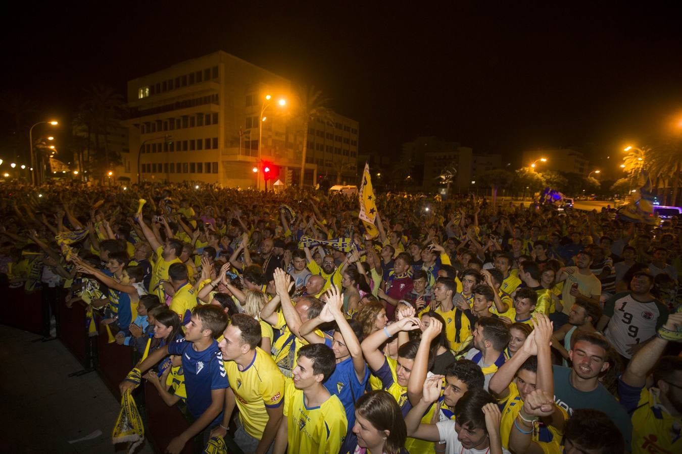 El Cádiz se da un baño de masas y visita el Ayuntamiento