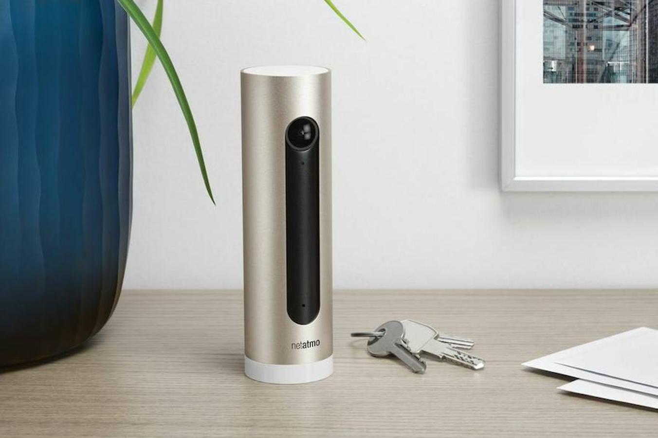 Welcome. La cámara de vigilancia con reconocimiento facial de Netatmo permite, una vez conectada a la red wifi del hogar, acceder a ella desde cualquier parte desde un dispositivo móvil. Manda alertas de los rostros reconocidos, con lo cual si un ladrón accede al domicilio en nuestra ausencia puede ser informado en tiempo real. Precio: 199 euros.