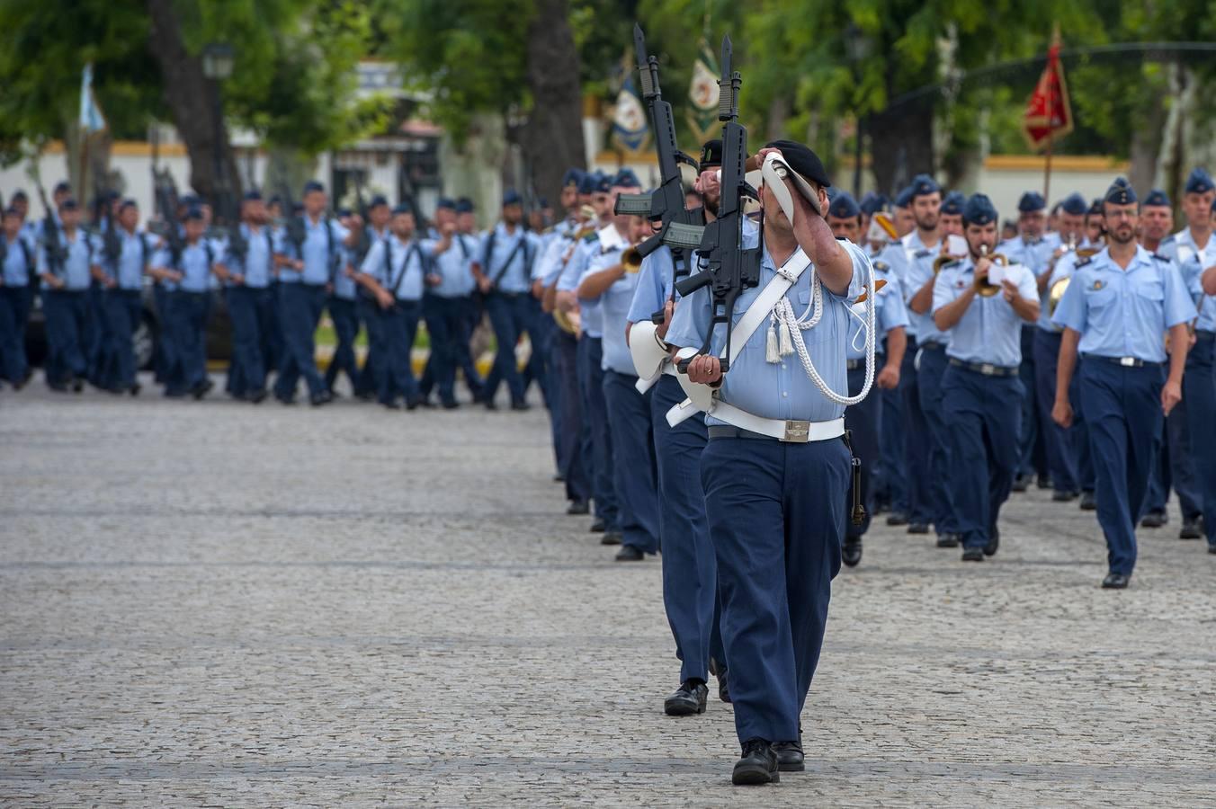 Acto de relevo en el mando del Acuartelamiento de Tablada