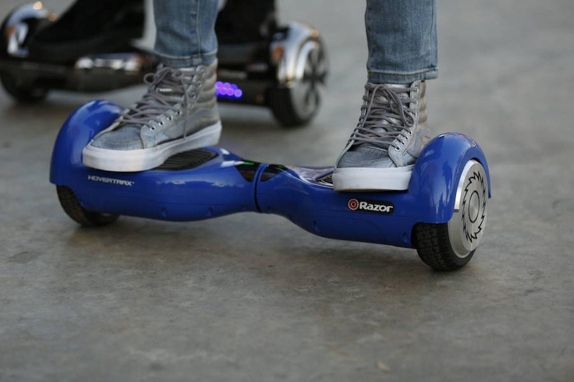 Hovertrax. Se trata del primer hover board de la marca Razor se controla a través de las inclinaciones del cuerpo y, gracias a la tecnología Gyroscope, asegura una buena orientación, de manera que se convierte en una extensión de tus piernas en cuestión de segundos. Permite a través de las inclinaciones del cuerpo moverse hacia adelante, hacia atrás, hacia los lados o en giros de 360 grados. Su batería promete 115 minutos y soporta hasta cien kilogramos. Precio: 499 euros