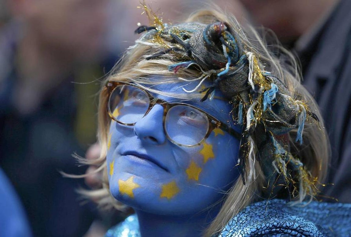 Caras pintadas con los colores de la Unión Europea. 